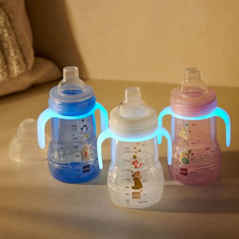 MAM Trainer Night tazza antigoccia con 2 beccucci e manici luminosi 220 ml 4 m+ O