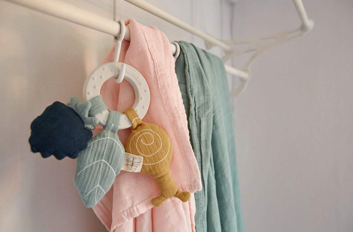 LASSIG teether din cauciuc și jucării din bumbac organic Snail