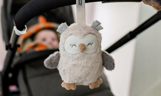 TOMMEE TIPPEE Sowa Ollie colgante con caja de música y sensor de llanto 15 cm