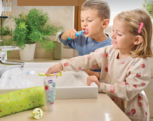 CHICCO sada zubní kartáček s přísavkou a jahodová zubní pasta + pouzdro
