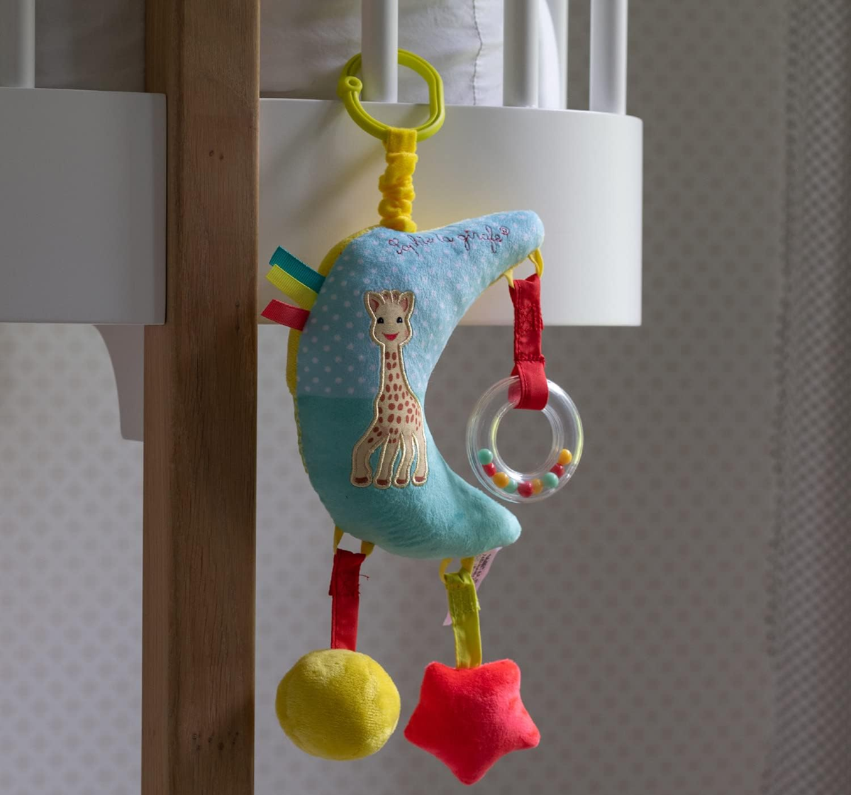 SOPHIE LA GIRAFE zenélő babakocsi és kiságy függő 28 cm HOLD