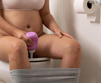 FRIDA Mom szülés utáni ápoló palack Peri 295 ml + tok