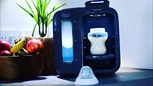 TOMMEE TIPPEE Perfect Prep EKSPRES Day&Night podgrzewacz do mleka, czarne urządzenie z butelką i akcesorium
