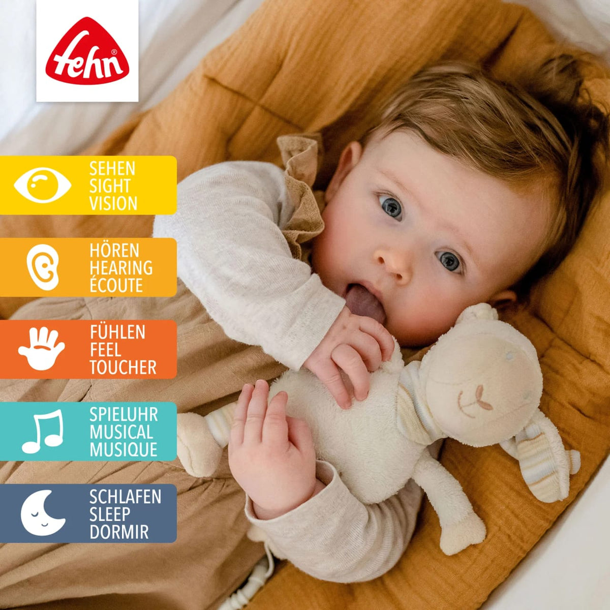 Fehn BabyLOVE owca — poglądowe zdjęcie dziecka z przytulanką na grafice produktu