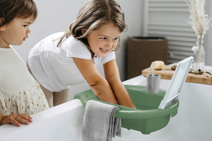Zdjęcie poglądowe Rotho Kiddy Wash – dzieci przy zielonej umywalce na wannie