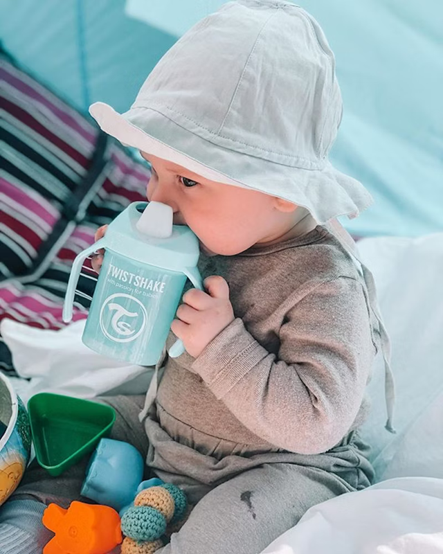 TWISTSHAKE Mini Cup cseppmentes itatópohár szívószállal és keverővel 230 ml 4 hónap+