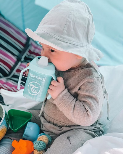 TWISTSHAKE Mini Cup cseppmentes itatópohár szívószállal és keverővel 230 ml 4 hónap+