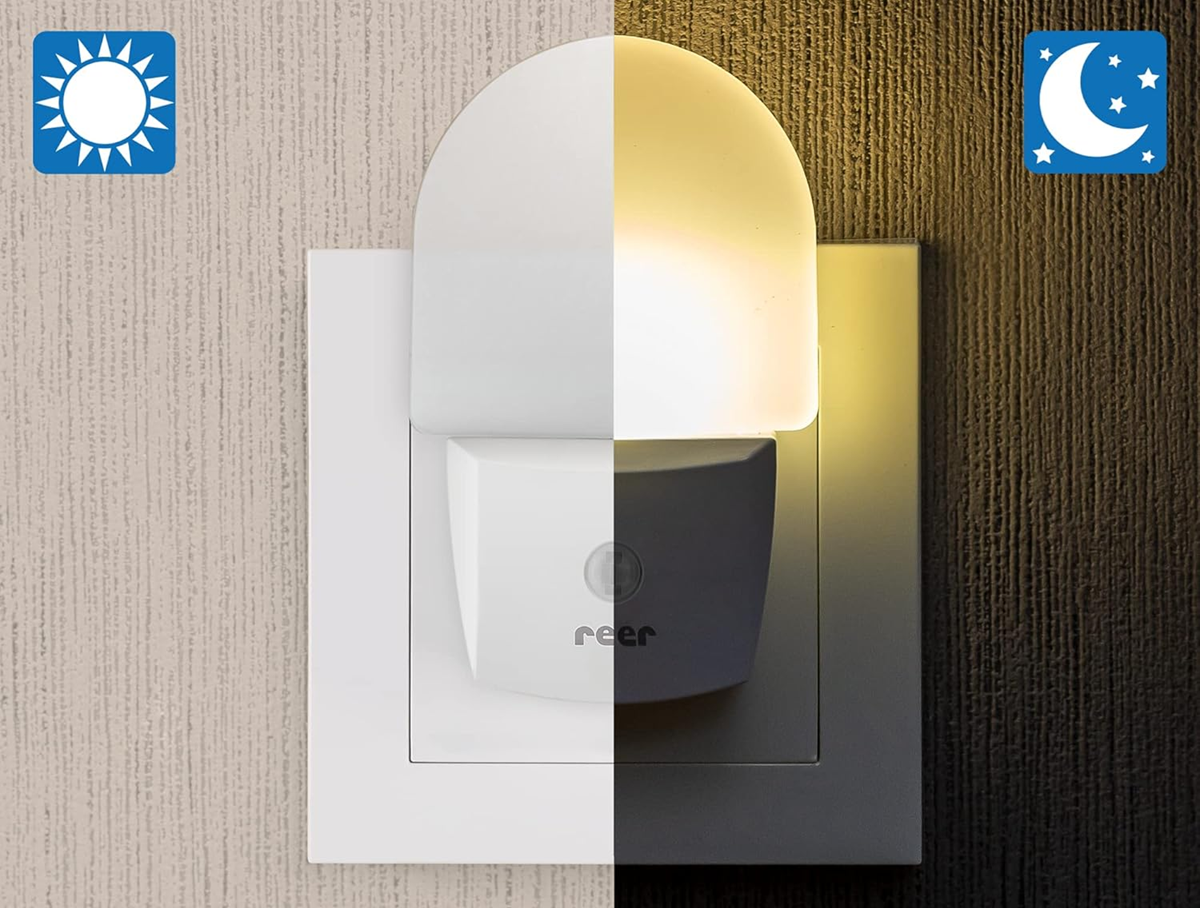 REER NightGuide LED night light for an outlet, darkness sensor, 6 x 9.5 cm