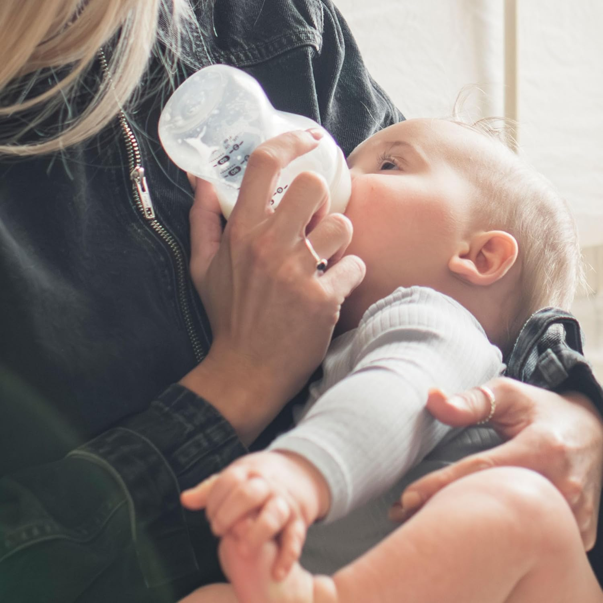 TOMMEE TIPPEE Natural Start 340 ml-es ANTI-COLIC cumisüveg 3 hónapos kortól