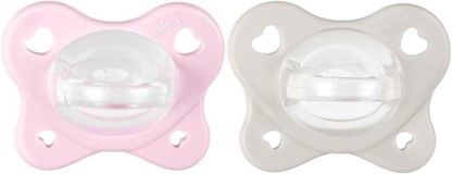 Dwa smoczki Chicco PhysioForma Dual Soft, różowy i szary, z przezroczystymi końcówkami.