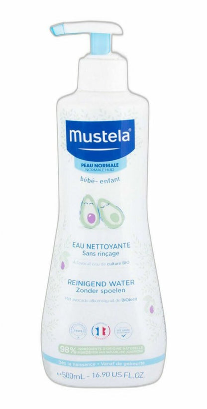 Butelka Mustela Bébé wody oczyszczającej 500 ml z pompką i jasną etykietą z awokado.
