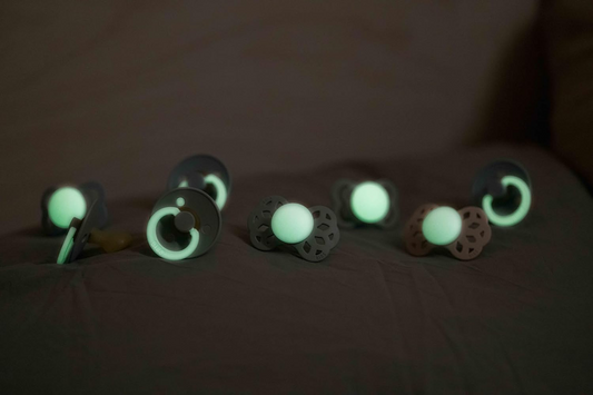 BIBS SUPREME GLOW nyugtató szilikon cumik 6 hónap+ SZIMMETRIKUS