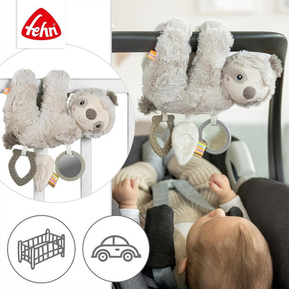 FEHN Activity plüss LAJHÁR babakocsi- és autósülés-függő játék, 22 cm