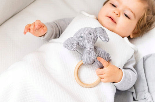 NATTOU pamutból és fából készült csörgős rágóka, TEMBO ELEFÁNT, 15 cm