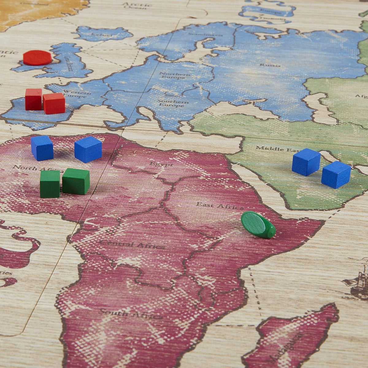 HASBRO Risk strategická hra, drevená hracia doska a figúrky, francúzska verzia