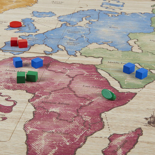 HASBRO Risk stratégiai társasjáték, fa játéktábla és bábuk, FRANCIA