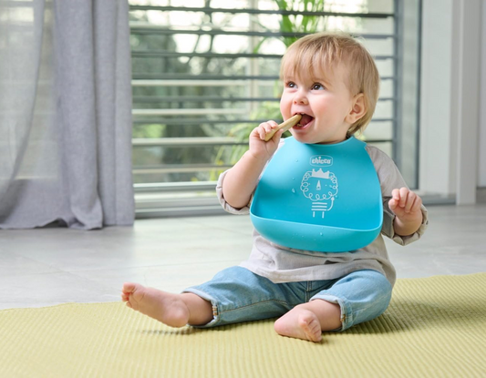 CHICCO Set Easy Start de silicona con cuchara y babero