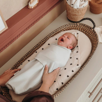 Zdjęcie poglądowe Meyco SwaddleMeyco – dziecko w jasnym otulaczu; kolor inny niż oferowany Grey