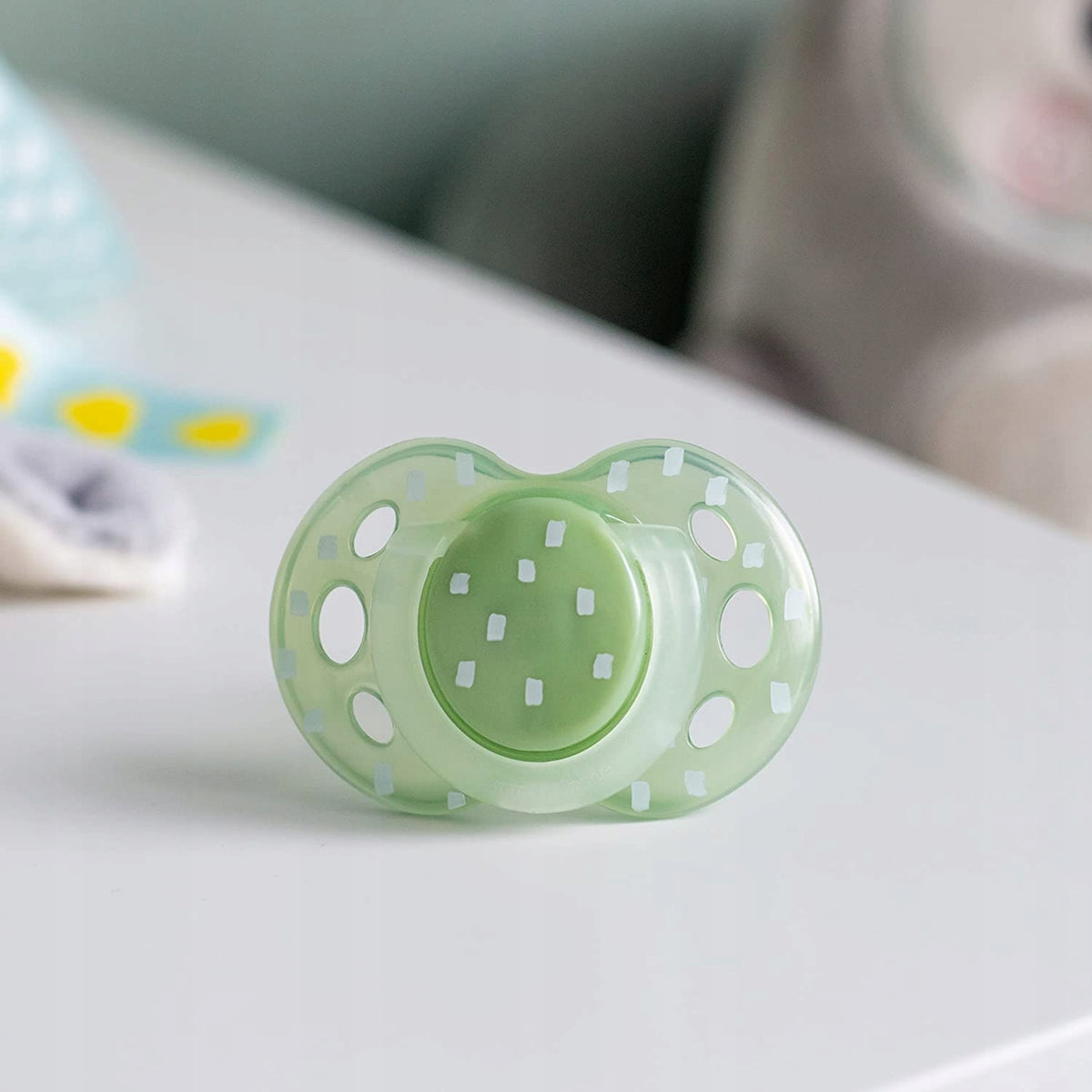 TOMMEE TIPPEE szimmetrikus cumik x6 világítanak 18-36 hó