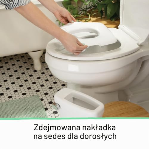 Dłonie układające zdejmowaną nakładkę nocnika Ingenuity na sedesie.