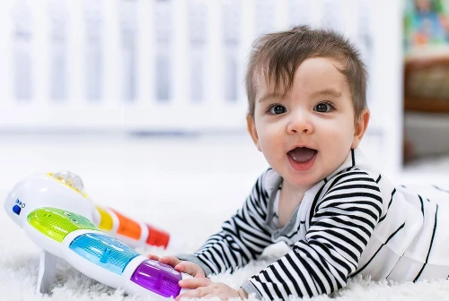 BABY EINSTEIN világító panel csörgővel, dallamokkal és szavakkal 3 nyelven