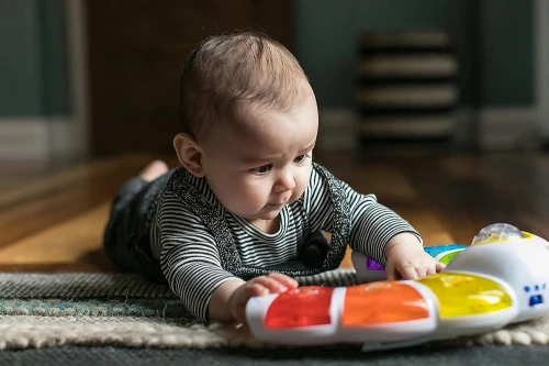 BABY EINSTEIN világító panel csörgővel, dallamokkal és szavakkal 3 nyelven