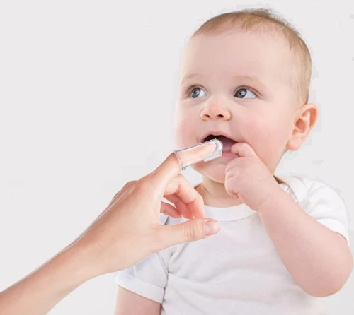 NUBY szilikon ujjra húzható fogkefe + tok
